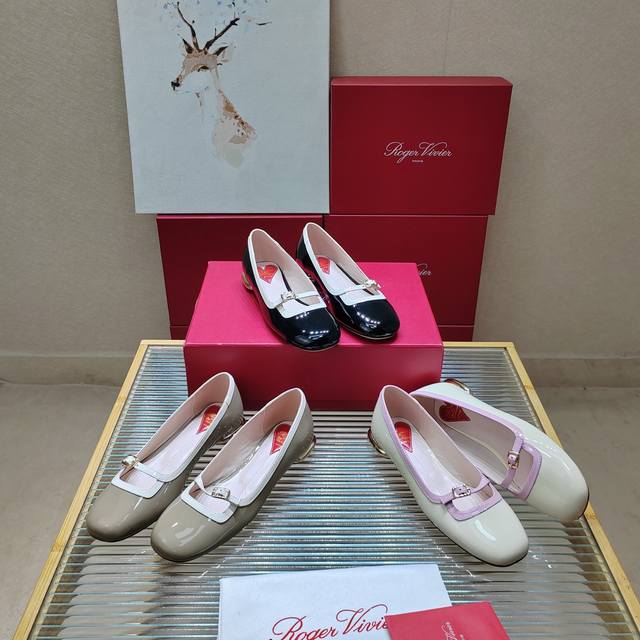 Roger Vivier 224 罗杰维维亚春夏新款花朵钻扣玛丽珍单鞋，亮面漆皮搭配钻扣，一眼被惊艳到仙女们确定不拿下这款绝美玛丽珍单鞋气场妥妥的安排上夏日搭配