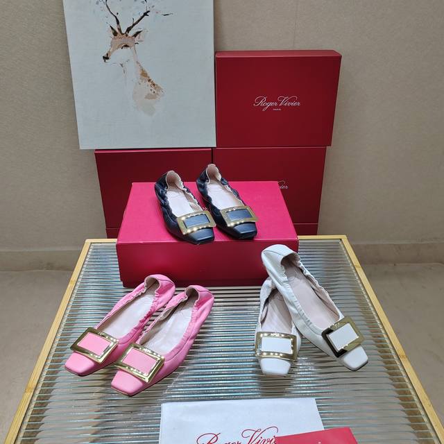 Roger Vivier 224 罗杰维维亚春夏新款花朵钻扣玛丽珍单鞋，亮面漆皮搭配钻扣，一眼被惊艳到仙女们确定不拿下这款绝美玛丽珍单鞋气场妥妥的安排上夏日搭配