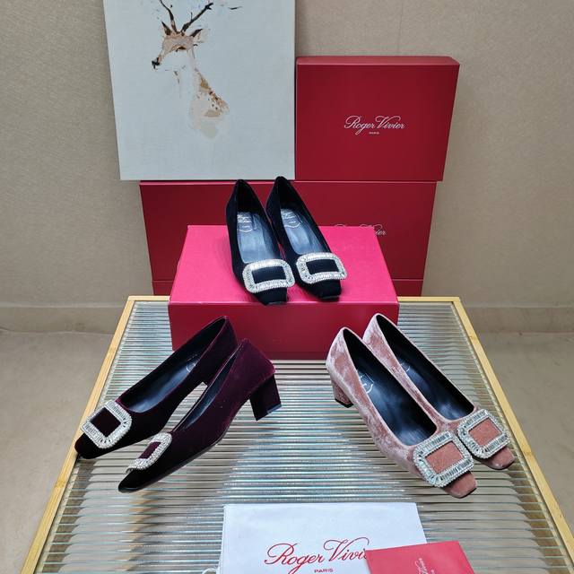 Roger Vivier 224 罗杰维维亚春夏新款dorsay凉鞋 缎面搭配钻扣，一眼被惊艳到仙女们确定不拿下这款绝美后空凉鞋吗气场妥妥的安排上夏日搭配各种小