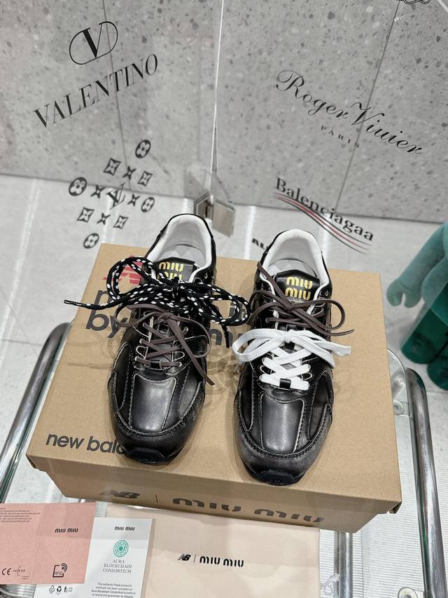 Miumiu X New Balance Miumi* 24 运动鞋酷毙了！大秀上曝光了与new Balance 的全新联名企划 以 为蓝本设计 鞋面以皮革和麂