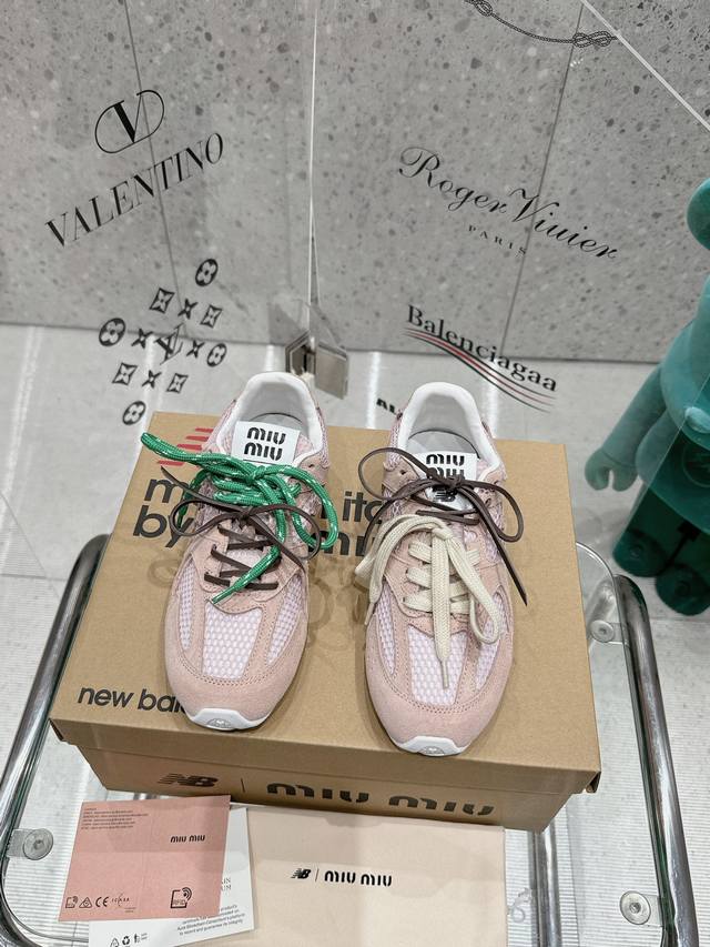 Miumiu X New Balance Miumi* 24 运动鞋酷毙了！大秀上曝光了与new Balance 的全新联名企划 以 为蓝本设计 鞋面以皮革和麂