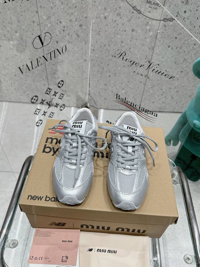 Miumiu X New Balance Miumi* 24 运动鞋酷毙了！大秀上曝光了与new Balance 的全新联名企划 以 为蓝本设计 鞋面以皮革和麂