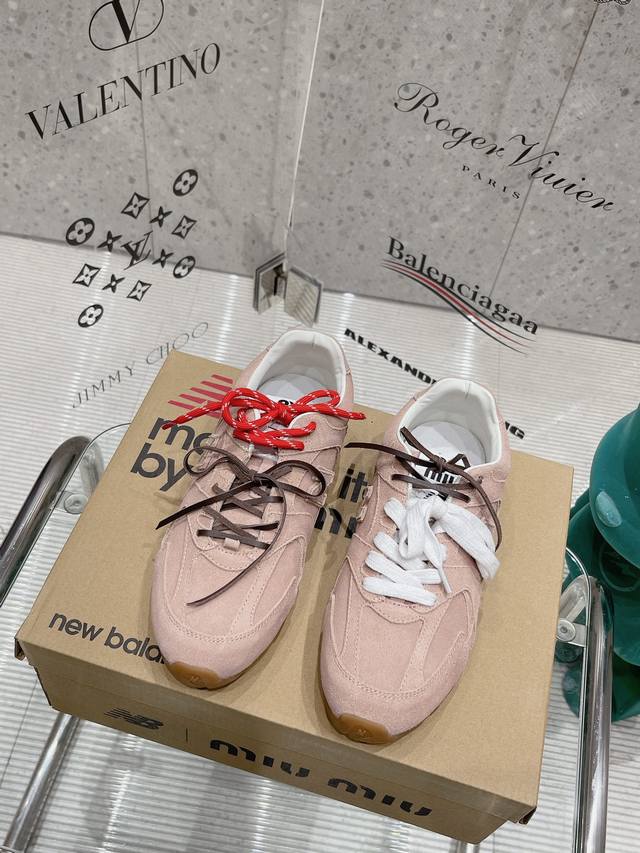 Miumiu X New Balance Miumi* 24 运动鞋酷毙了！大秀上曝光了与new Balance 的全新联名企划 以 为蓝本设计 鞋面以皮革和麂