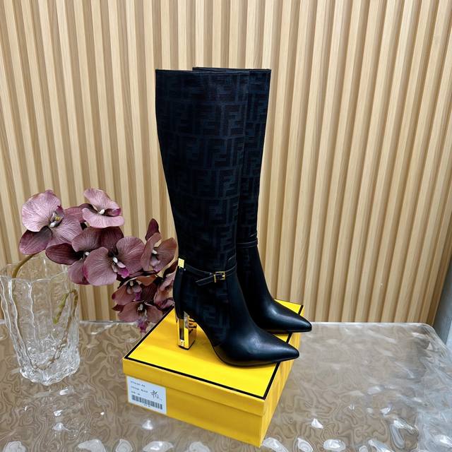 专柜走秀新款fendi 镂空粗跟短靴ankle Boots 2色 独家开模的镂空跟设计极具特色 Fendi家从来没有让我们失望过，性感又带点特色 尖头 ★原版牛