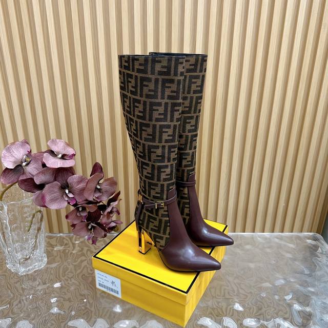 专柜走秀新款fendi 镂空粗跟短靴ankle Boots 2色 独家开模的镂空跟设计极具特色 Fendi家从来没有让我们失望过，性感又带点特色 尖头 ★原版牛