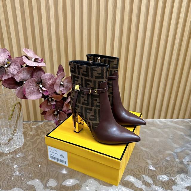 专柜走秀新款fendi 镂空粗跟短靴ankle Boots 2色 独家开模的镂空跟设计极具特色 Fendi家从来没有让我们失望过，性感又带点特色 尖头 ★原版牛