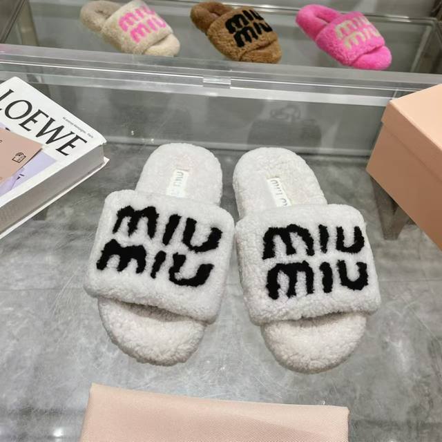 出厂价 Miumiu经典秋冬字母毛毛拖鞋 这季节美鞋太多这款毛拖 真的是让我无法自拔真太可爱了～ 毛茸茸的羊毛是选用欧洲进口a级羊毛 我们做到与原版一致满鞋 全