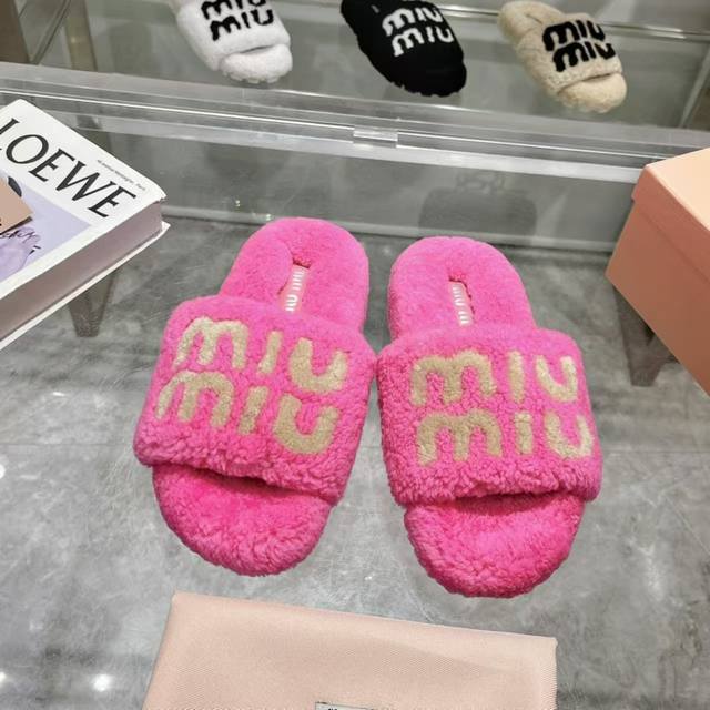 出厂价 Miumiu经典秋冬字母毛毛拖鞋 这季节美鞋太多这款毛拖 真的是让我无法自拔真太可爱了～ 毛茸茸的羊毛是选用欧洲进口a级羊毛 我们做到与原版一致满鞋 全