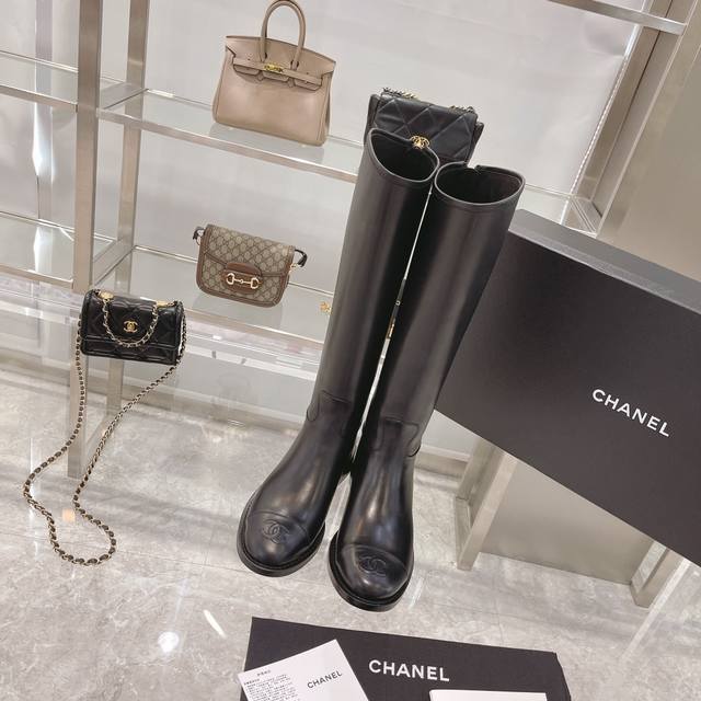 真皮大底 顶版 Chanel 小香经典爆款后拉链骑士靴 楦桩工艺、立体筒型 鞋面：小牛皮面料水染牛皮里 Size：35-39码