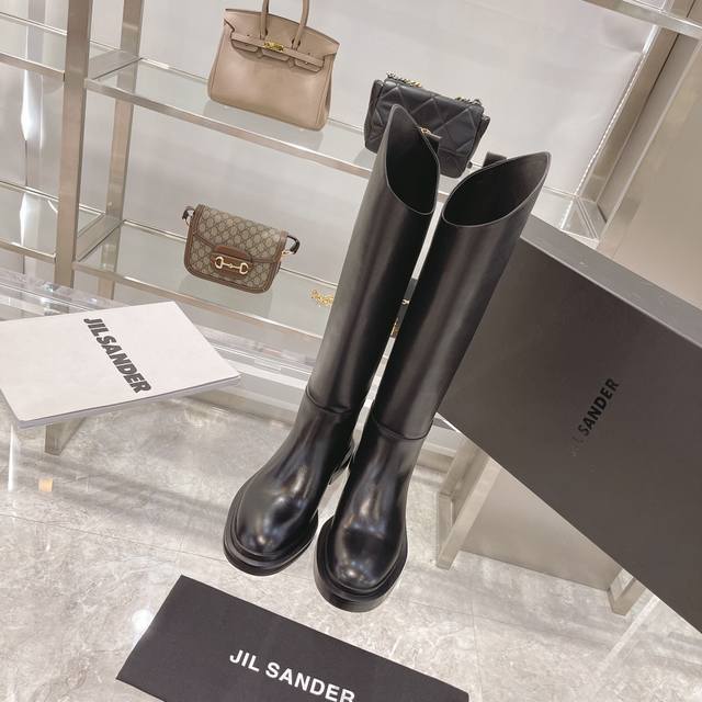 真皮大底 顶版 Jilsander 秋冬新品高筒不规则长靴 骑士 楦桩工艺、立体筒型 鞋面：小牛皮面料水染牛皮里 鞋跟：3Cm Size：35-39码 40码可