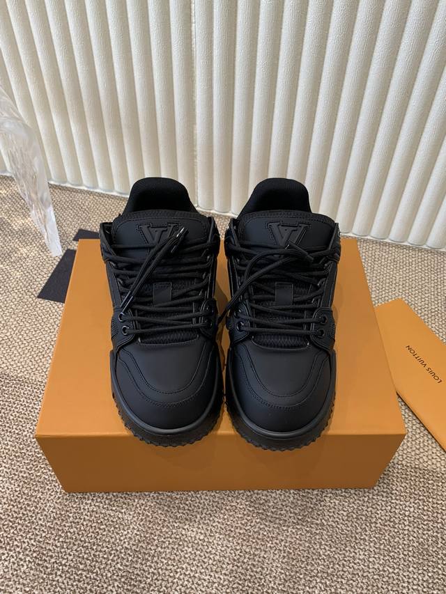 lv 路易威登新款trainer 最新配色 运动鞋板鞋 可爱胖trainer，来闭着眼睛买的款式，打破颜色的单一变化，更年轻了胖trainer 也可以叫发福鞋，