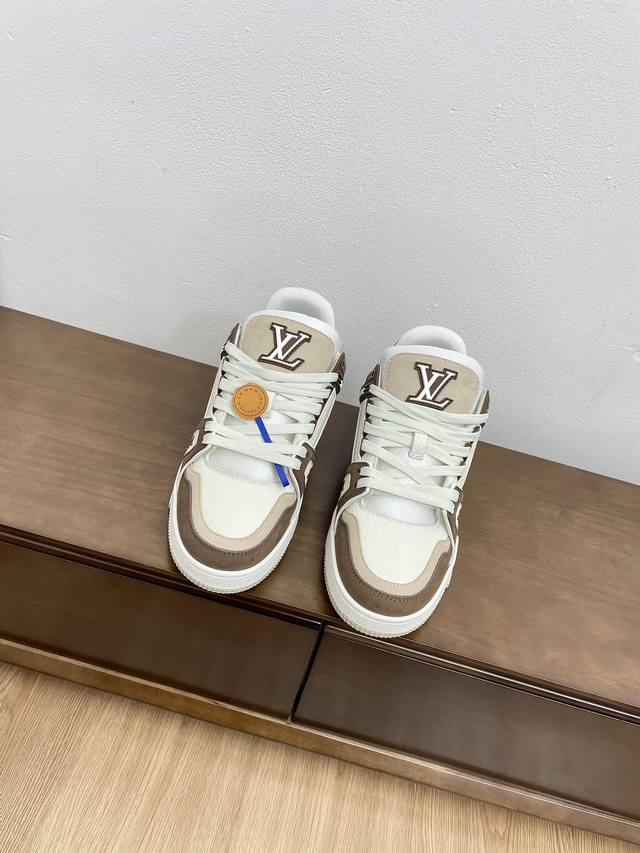 情侣码# 顶级代购版本 Lv Trainer 情侣限定系列休闲运动篮球鞋 颜值担当 上脚帅炸，每个颜色都是巨巨巨好看！潮人必备单品 原版订制压纹粒面小牛皮 非市