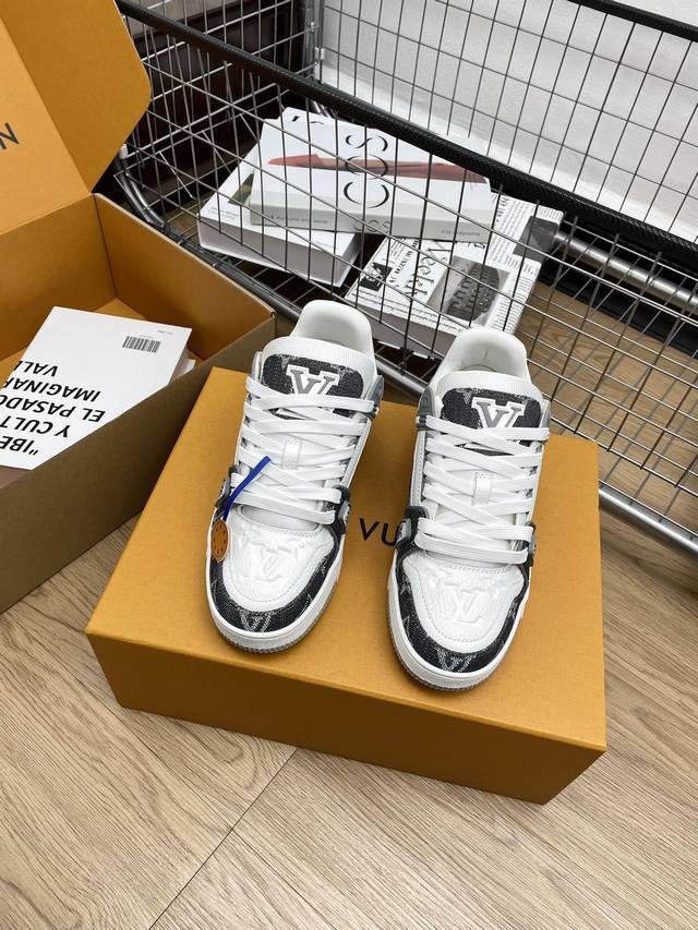 顶级代购版本 Lv Trainer 情侣限定系列休闲运动篮球鞋 颜值担当 上脚帅炸，每个颜色都是巨巨巨好看！潮人必备单品 原版订制压纹粒面小牛皮 非市面超纤皮