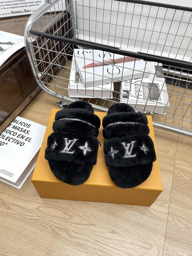 厚底版本louis Vuitton 2024新款羊毛拖鞋细柔软羊毛 頂级品质纯皮毛一体直毛打造！超温暖的感觉，穿上仿佛踩在云朵上lv经典老花装饰，精致高级！手工