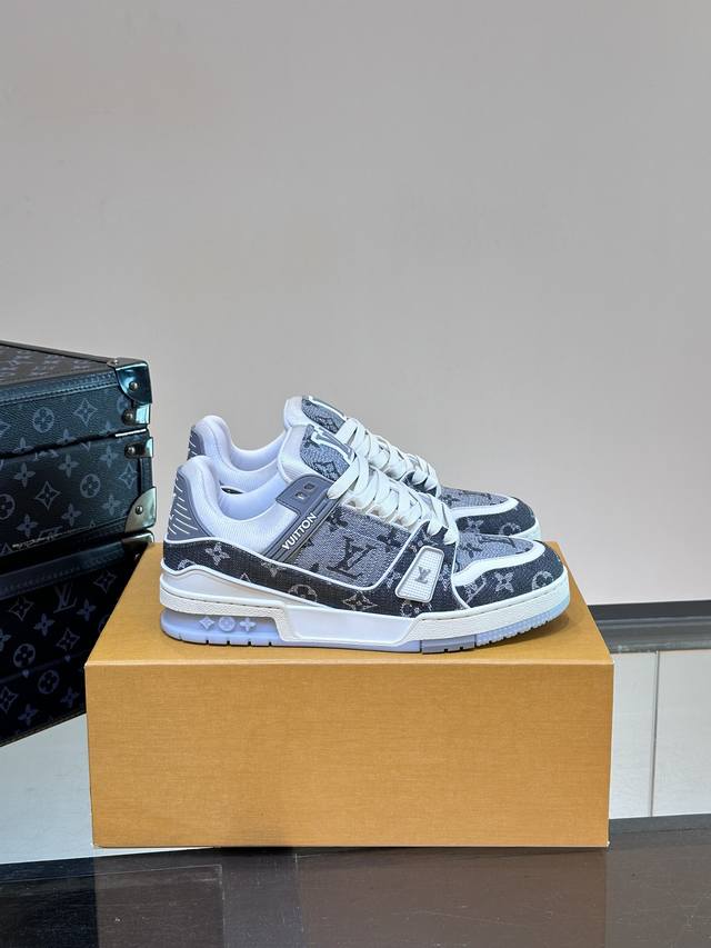 Ouis *Uitto* 顶级洗水出货！奢品 Trainer休闲运动鞋 本款运动鞋选用 Damier 粒面牛皮革，临摹 Damier 帆布的两式经典纹理，令鞋面