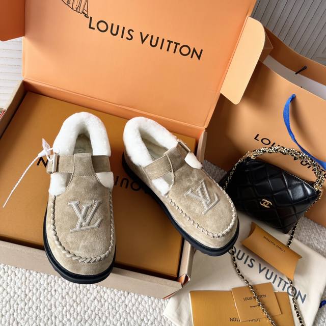 代购版 Lv Fw 24 New Arrival～ 1V24秋冬玛丽珍t带羊毛鞋，勃肯风格设计 玛丽珍t带设计；把时髦想要的元素融为一体！ 鞋面用皮条纯手工缝制