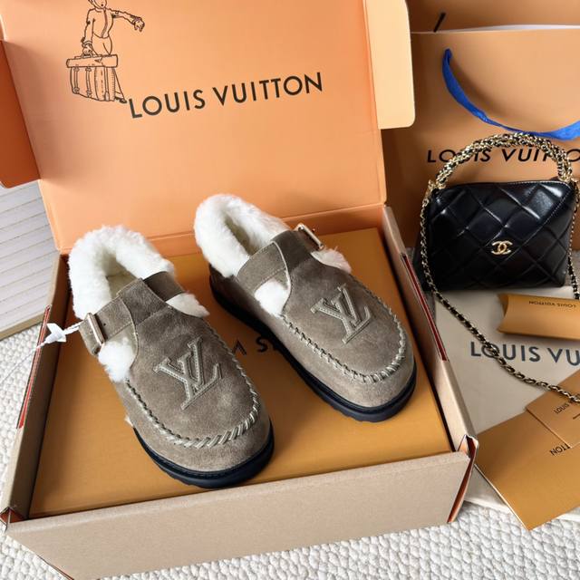 代购版 Lv Fw 24 New Arrival～ 1V24秋冬玛丽珍t带羊毛鞋，勃肯风格设计 玛丽珍t带设计；把时髦想要的元素融为一体！ 鞋面用皮条纯手工缝制