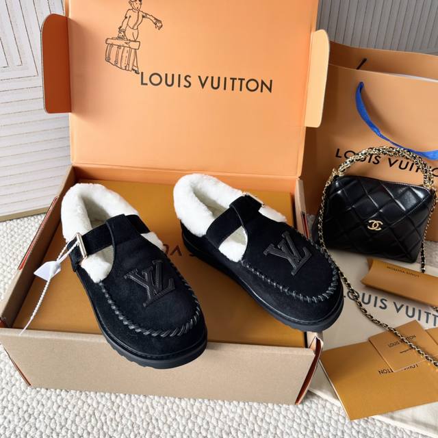 代购版 Lv Fw 24 New Arrival～ 1V24秋冬玛丽珍t带羊毛鞋，勃肯风格设计 玛丽珍t带设计；把时髦想要的元素融为一体！ 鞋面用皮条纯手工缝制