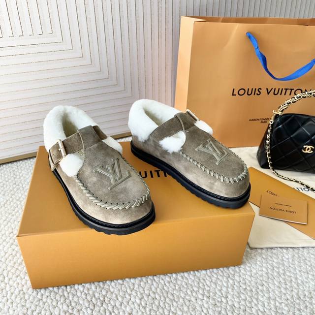 代购版 Lv Fw 24 New Arrival～ 1V24秋冬玛丽珍t带羊毛鞋，勃肯风格设计 玛丽珍t带设计；把时髦想要的元素融为一体！ 鞋面用皮条纯手工缝制