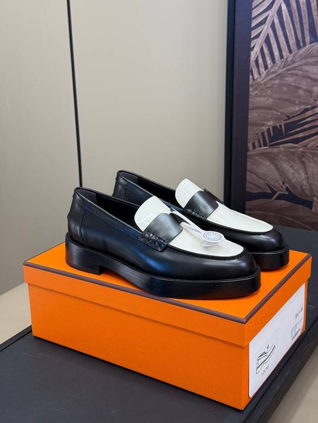 代购版 Hermes Fw24 New Arrival～ H家24秋冬乐福鞋新品 简单的皮质h搭带，一样营造出h的独特气质 下牛皮材质鞋面，鞋底真皮与橡胶组合