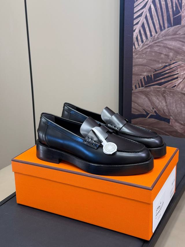 代购版 Hermes Fw24 New Arrival～ H家24秋冬乐福鞋新品 简单的皮质h搭带，一样营造出h的独特气质 下牛皮材质鞋面，鞋底真皮与橡胶组合