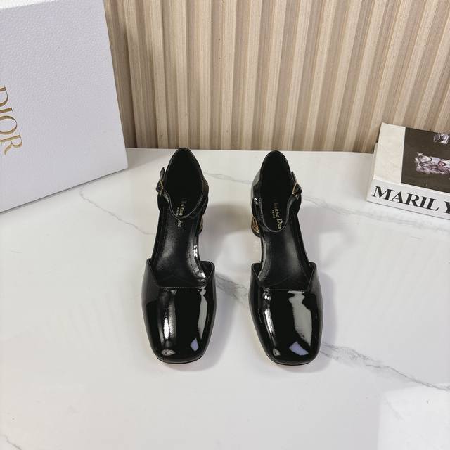 Dior 迪奥24S秋冬新品 鞋面采用进口漆皮 内里采用羊皮内里 意大利进口牛皮大底 跟高：4.5Cm 码数：35-39 40 41 42定做