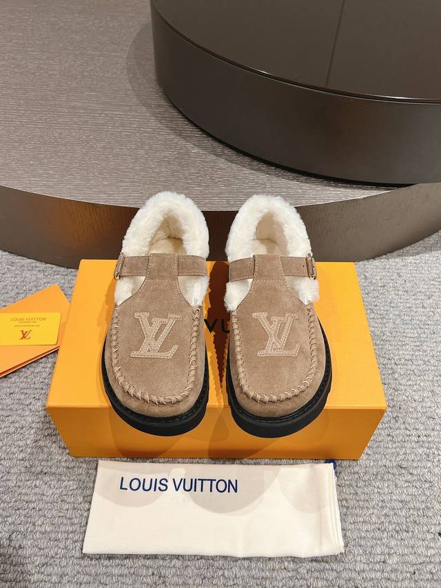 出厂p 、Lv Fw 24 New Arrival～ 1V24秋冬可爱毛毛鞋，勃肯鞋型体，玛丽珍t待设计；把时髦想要的元素融为一体！ 鞋面用皮条纯手工缝制，彰显