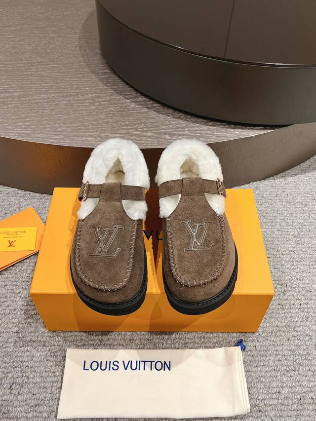 出厂p 、Lv Fw 24 New Arrival～ 1V24秋冬可爱毛毛鞋，勃肯鞋型体，玛丽珍t待设计；把时髦想要的元素融为一体！ 鞋面用皮条纯手工缝制，彰显