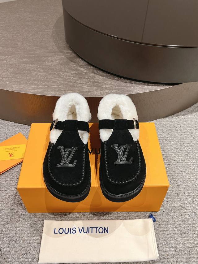 出厂p 、Lv Fw 24 New Arrival～ 1V24秋冬可爱毛毛鞋，勃肯鞋型体，玛丽珍t待设计；把时髦想要的元素融为一体！ 鞋面用皮条纯手工缝制，彰显