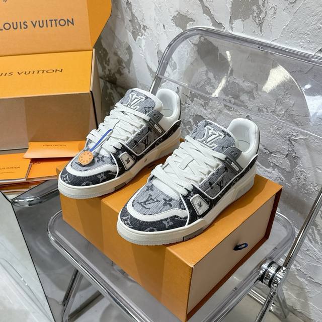 2054新款新品上市 Louis Vuitton 新款 充满未来感的运动鞋以弹力十足的拱形外底搭配醒目的大尺寸鞋舌logo与低帮构造，突显细腻的情侣风格。”所以