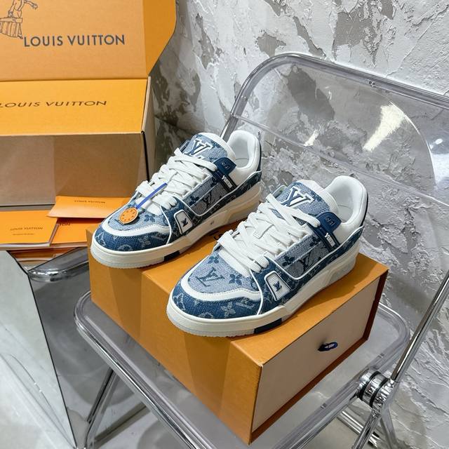 2054新款新品上市 Louis Vuitton 新款 充满未来感的运动鞋以弹力十足的拱形外底搭配醒目的大尺寸鞋舌logo与低帮构造，突显细腻的情侣风格。”所以