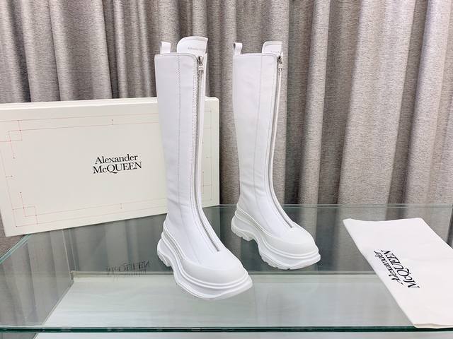 短靴 长靴 Alexander Mcqueen. 麦昆秋冬厚底拉链新款靴子，原版1:1开发 面料：全粒面牛皮 内里：羊皮内里 大底：原版tpu底 Size：35