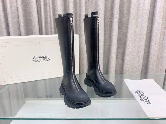 短靴 长靴 Alexander Mcqueen. 麦昆秋冬厚底拉链新款靴子，原版1:1开发 面料：全粒面牛皮 内里：羊皮内里 大底：原版tpu底 Size：35