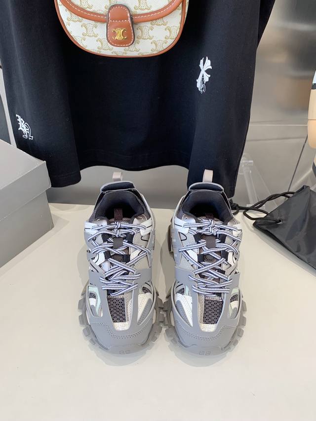 出厂价 Balenciaga 巴黎世家情侣款休闲运动鞋 推出探索时尚界对于原创与挪用的概念、以全新系列致敬传承与经典，以标志性 Balenciaga 廓形和抽象