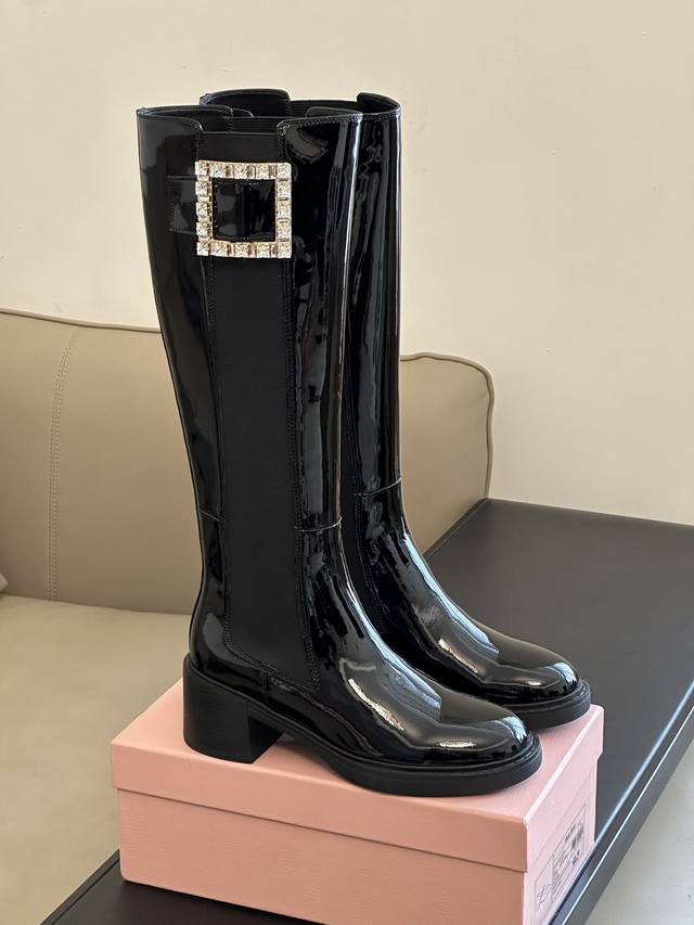 Roger Vivier Fw New Arrival～ Rv 秋冬方扣 粗跟 切尔西靴 简约精致、水钻方扣点缀，气质华丽！ 小牛皮材质，质感时髦的 原版成型发