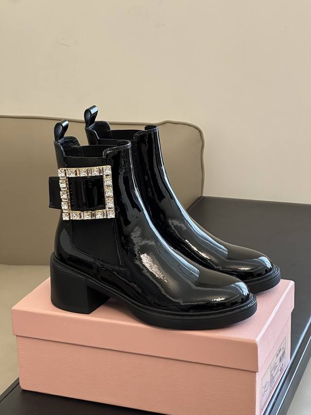 Roger Vivier Fw New Arrival～ Rv 秋冬方扣 粗跟 切尔西靴 简约精致、水钻方扣点缀，气质华丽！ 小牛皮材质，质感时髦的 原版成型发