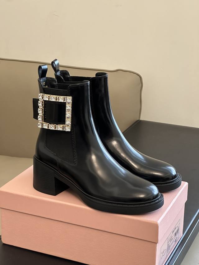 Roger Vivier Fwnew Arrival～ Rv 秋冬方扣 粗跟 切尔西靴 简约精致、水钻方扣点缀，气质华丽！ 小牛皮材质，质感时髦的 原版成型发泡