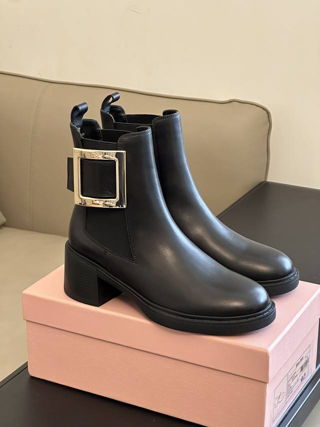 Roger Vivier Fw23 New Arrival～ Rv 23秋冬方扣 粗跟 切尔西靴 简约精致、水钻方扣点缀，气质华丽！ 小牛皮材质，质感时髦的 原