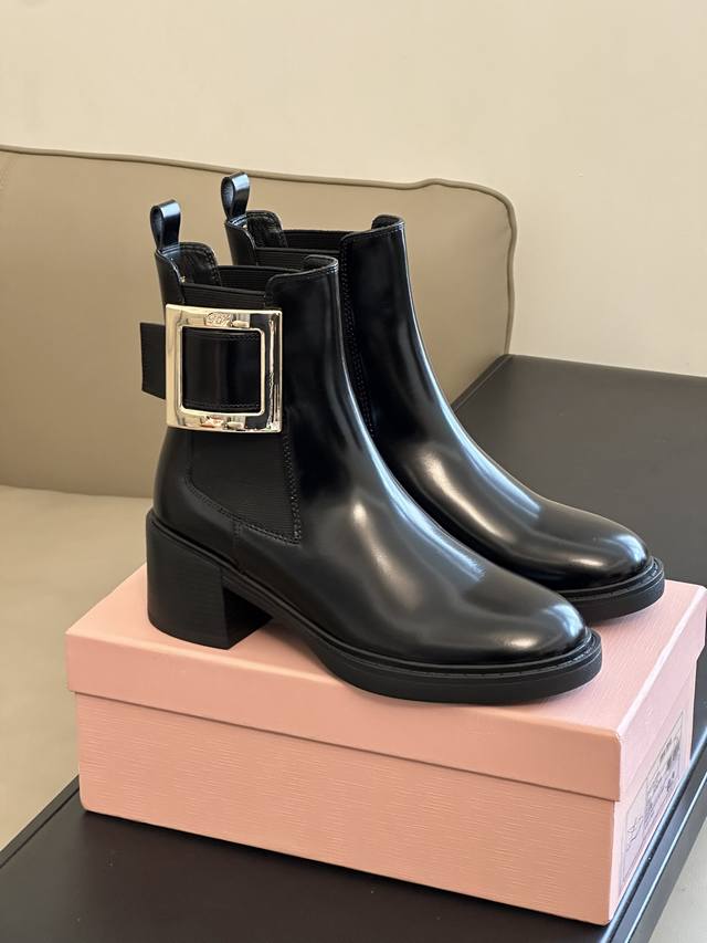 Roger Vivier Fw23 New Arrival～ Rv 23秋冬方扣 粗跟 切尔西靴 简约精致、水钻方扣点缀，气质华丽！ 小牛皮材质，质感时髦的 原