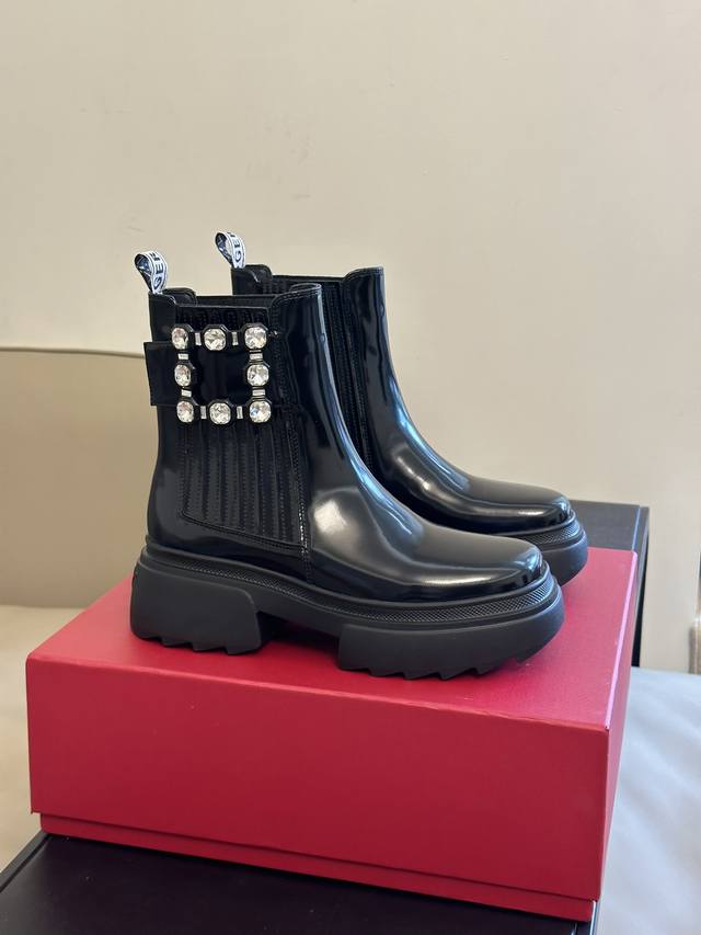 Roger Vivier Fw23 New Areival～ Rv 全新walky Viv 高帮靴新品 小方头 别致帅气，搭配钻扣着实心动 发泡材质鞋底，增高5