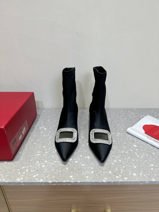 roger Vivier 24Ss秋冬新款 经典小方钻扣猫跟 本季王炸神款女神必备单品 靴的特点就是穿着舒适瘦腿 不管什么腿型都能包得住 超好搭配 巨显脚瘦 美