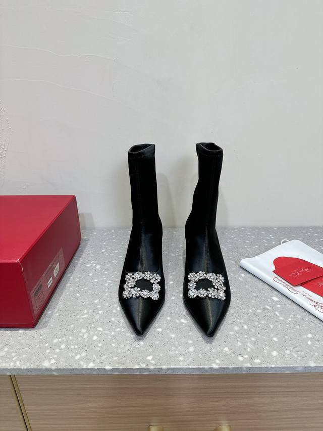 roger Vivier 24Ss秋冬新款 经典小方钻扣猫跟 本季王炸神款女神必备单品 靴的特点就是穿着舒适瘦腿 不管什么腿型都能包得住 超好搭配 巨显脚瘦 美