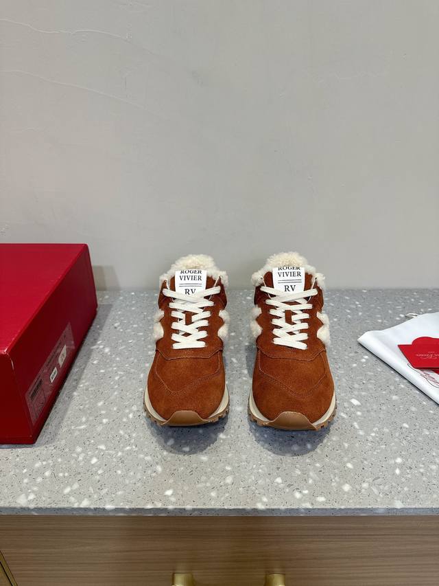 roger Vivier X Newbalance 联名合作款 厚底羊毛 休闲运动鞋 万年经典的设计 设计简洁大方 这么好看的羊毛鞋没人不爱 对小个子友好的运动