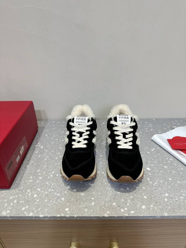 roger Vivier X Newbalance 联名合作款 厚底羊毛 休闲运动鞋 万年经典的设计 设计简洁大方 这么好看的羊毛鞋没人不爱 对小个子友好的运动