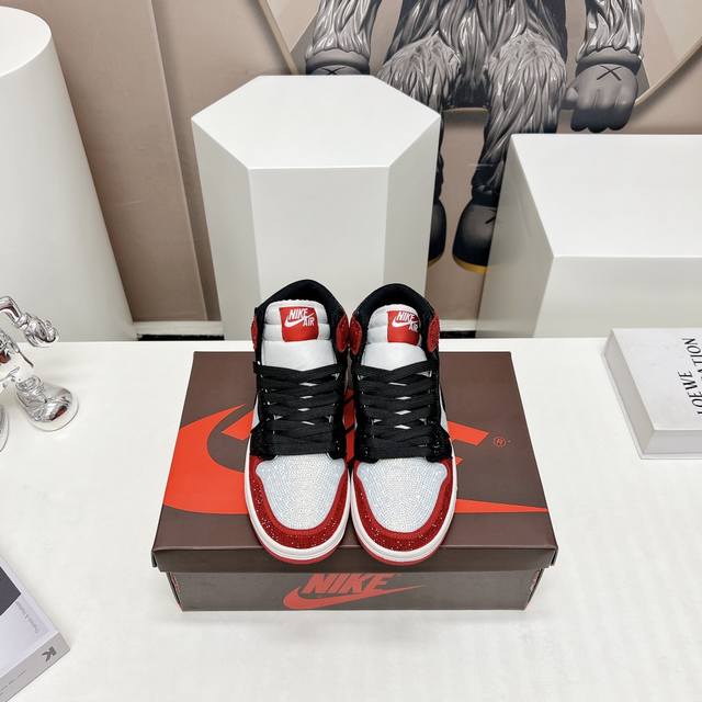 出厂:高帮 独家顶级版本 Air Jordan耐克联名23Vs秋冬季最新王炸爆款系列 情侣烫钻拼色休闲鞋 唯独一款牛皮拼色的高帮鞋，耐克乔一情侣毛鞋让鞋迷大开眼