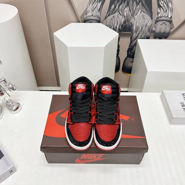 出厂:高帮 独家顶级版本 Air Jordan耐克联名23Vs秋冬季最新王炸爆款系列 情侣烫钻拼色休闲鞋 唯独一款牛皮拼色的高帮鞋，耐克乔一情侣毛鞋让鞋迷大开眼