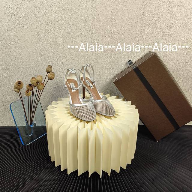 渔网高跟单鞋 Alaia｜法国高端一线高定品牌 Azzedinealaia:时尚界最后的手艺人 只忠于展现女性身体曲线的裁剪之王 始创于1979年的品牌alai