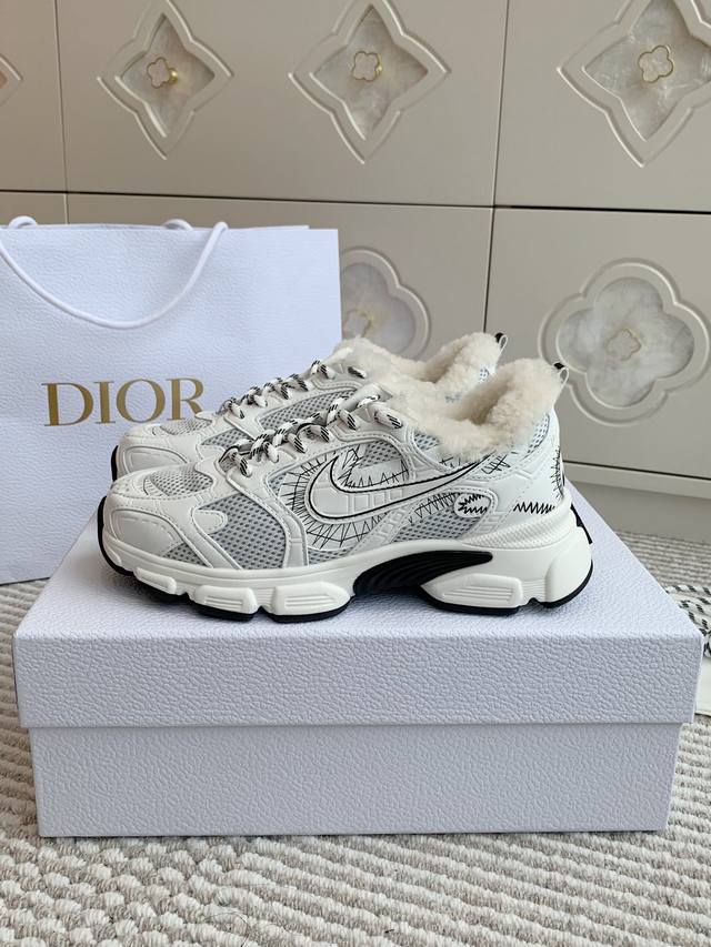 情侣款羊毛里 Dio R迪奥dior & Nike 联名款秘厚底复古运动鞋老爹鞋 顶级品质 这款dior Chrono 运动鞋是二零二四秋季成衣系列新品，以 D