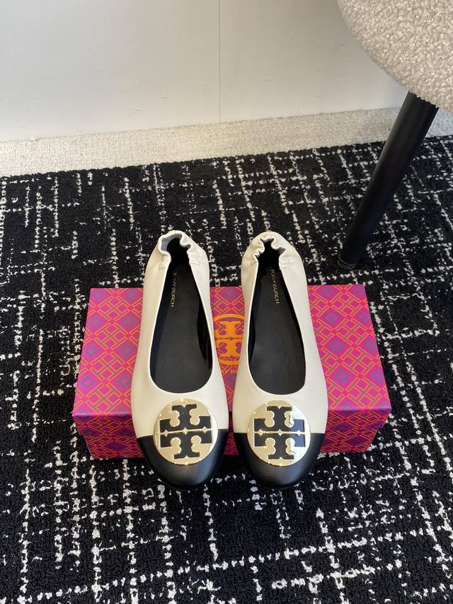 代购级 Tory Burch 汤丽柏琦 命名来自美国设计师clairemccardell的名字 在上世纪40年代，她推出了芭蕾平底鞋，打破了社会对女性穿衣风格的