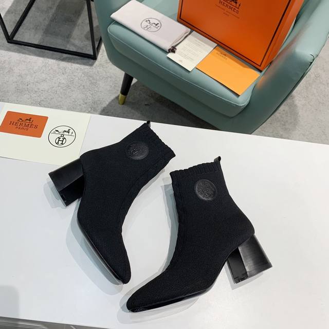 hermes 爱马仕最新款袜子靴 市场最高版本！代购级别品质 本季h家最年轻的一款单品！爱马仕的品质是我们一直的追求！我们将不断的去开发新的产品回馈客户！选材：